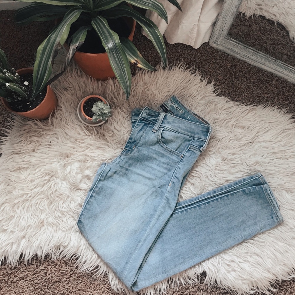 American Eagle Light Wash Skinny Jeans